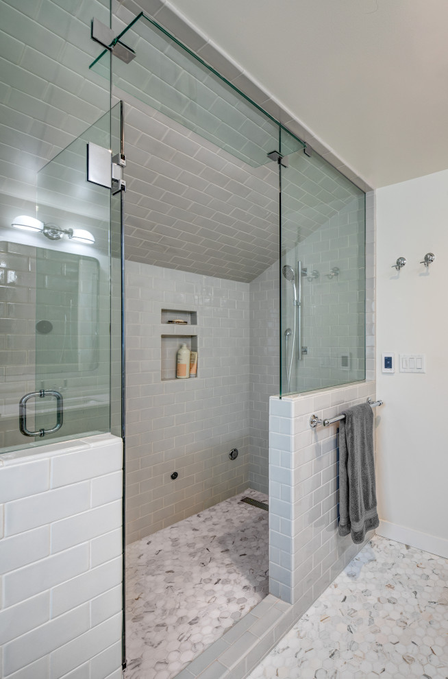На фото: большая главная ванная комната в современном стиле с плоскими фасадами, серыми фасадами, душем в нише, унитазом-моноблоком, серой плиткой, керамогранитной плиткой, серыми стенами, мраморным полом, врезной раковиной, столешницей из искусственного кварца, серым полом, душем с распашными дверями и белой столешницей с