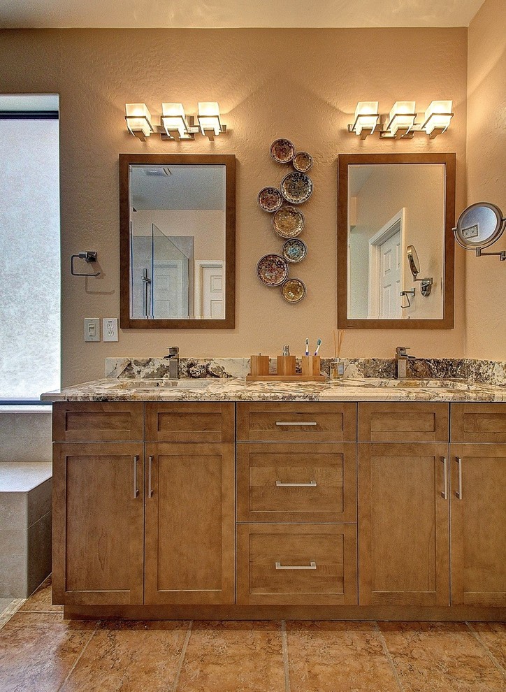 Cette photo montre une grande salle de bain principale chic en bois clair avec un placard à porte shaker, une douche à l'italienne, un carrelage beige, des carreaux de céramique, un mur beige, un sol en carrelage de céramique, un lavabo encastré et un plan de toilette en granite.