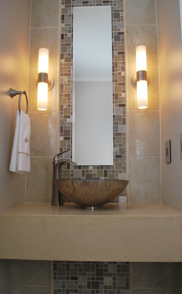 Immagine di una piccola stanza da bagno contemporanea con WC a due pezzi, piastrelle multicolore, pareti multicolore, pavimento in gres porcellanato e lavabo a bacinella