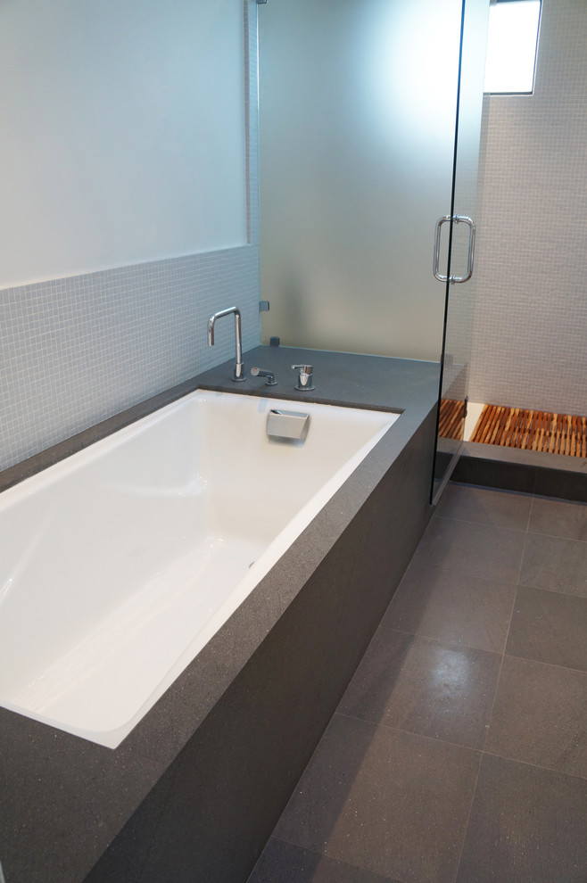 Ejemplo de cuarto de baño principal minimalista con bañera encastrada sin remate