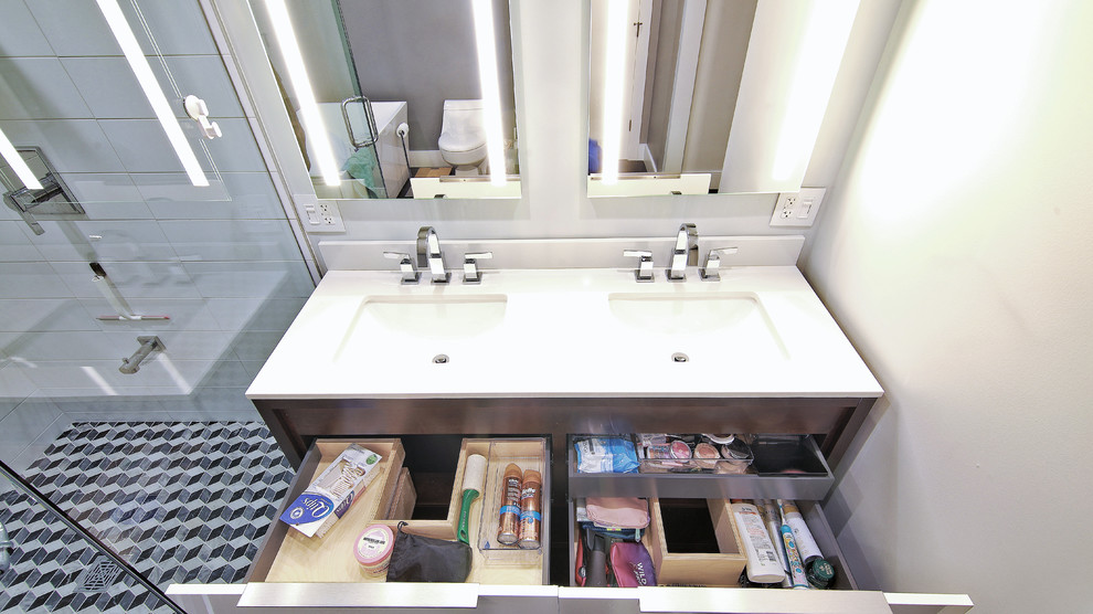 Diseño de cuarto de baño principal moderno pequeño con armarios con paneles lisos, puertas de armario blancas, baldosas y/o azulejos blancos, paredes grises, lavabo bajoencimera y encimera de cuarcita