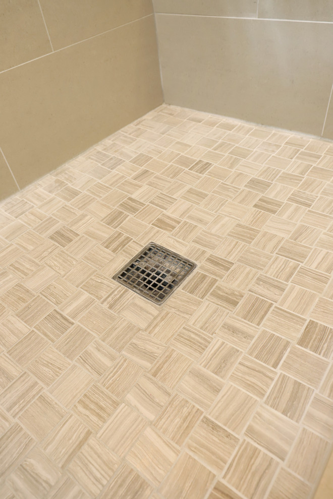 Idéer för ett mellanstort klassiskt badrum med dusch, med luckor med infälld panel, vita skåp, en dusch i en alkov, beige kakel, beige väggar, klinkergolv i keramik, ett integrerad handfat, bänkskiva i kvarts, beiget golv och dusch med gångjärnsdörr