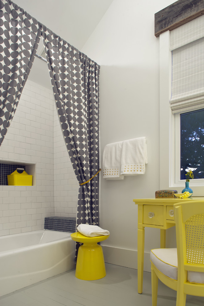 Exemple d'une salle de bain grise et jaune bord de mer pour enfant avec un carrelage métro.
