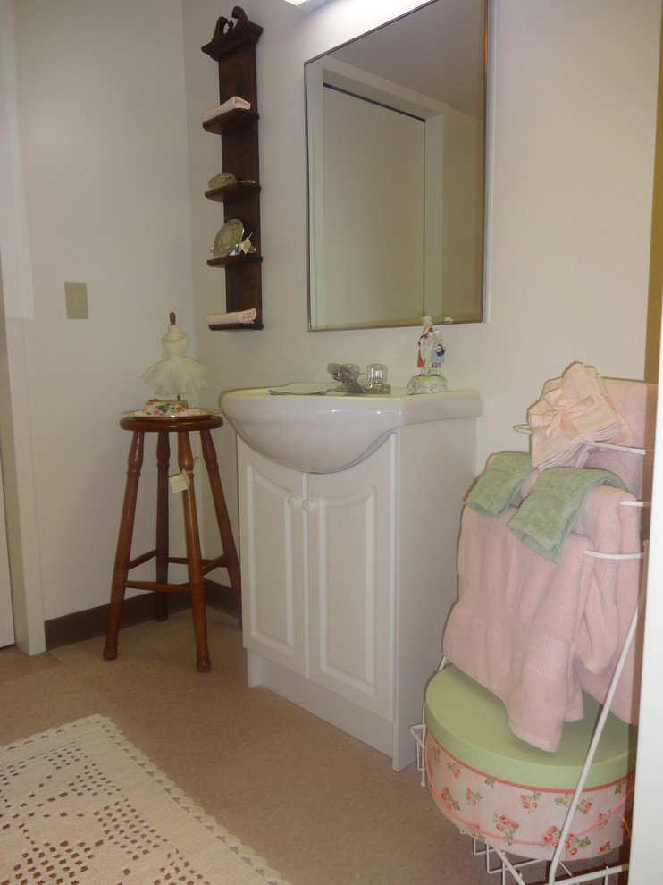 Kleines Shabby-Chic Duschbad mit weißen Schränken, Eckdusche, Linoleum, profilierten Schrankfronten, Wandtoilette mit Spülkasten, beiger Wandfarbe und integriertem Waschbecken in Toronto