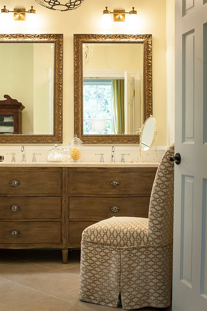 Esempio di una stanza da bagno padronale tradizionale di medie dimensioni con consolle stile comò, ante in legno scuro, pareti gialle, pavimento con piastrelle in ceramica, lavabo sottopiano e top in granito