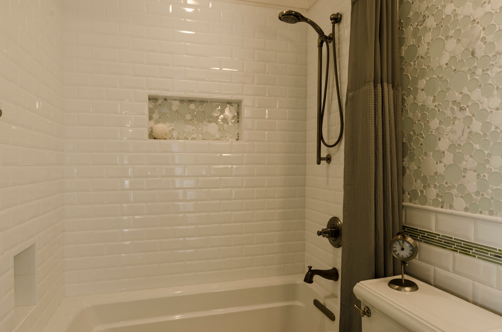 Inspiration för ett mellanstort vintage badrum för barn, med ett fristående handfat, luckor med infälld panel, vita skåp, bänkskiva i glas, ett badkar i en alkov, en dusch/badkar-kombination, en toalettstol med separat cisternkåpa, vit kakel, keramikplattor, gröna väggar och klinkergolv i keramik