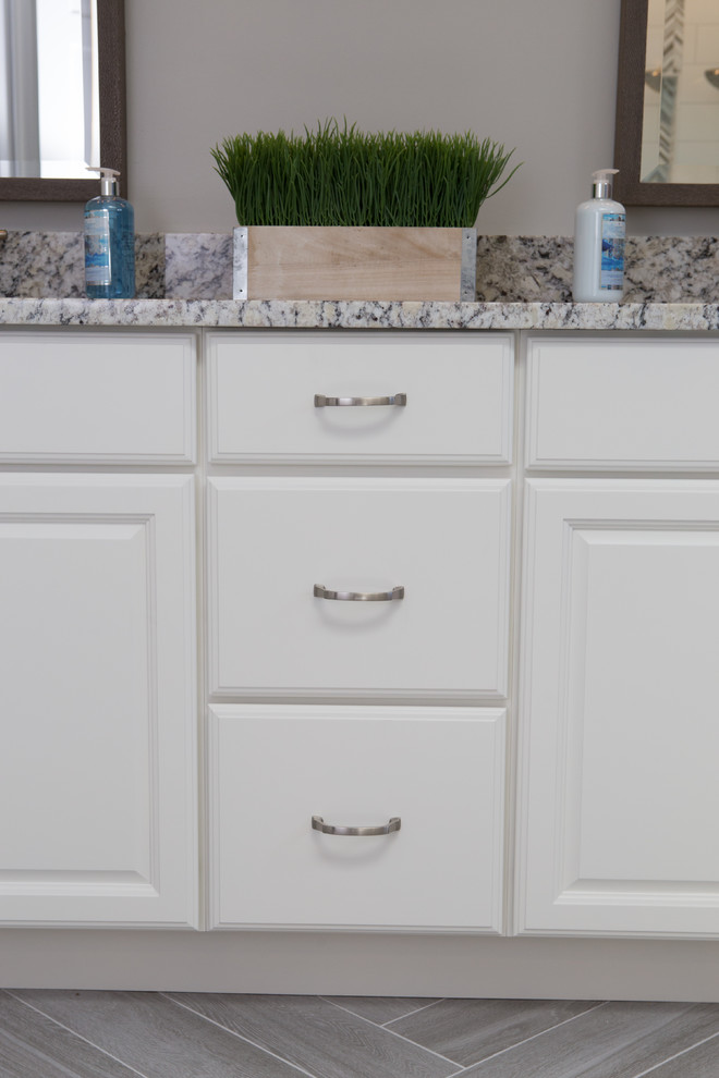 Exempel på ett mellanstort modernt flerfärgad flerfärgat en-suite badrum, med skåp i shakerstil, vita skåp, en dusch i en alkov, en toalettstol med separat cisternkåpa, vit kakel, porslinskakel, grå väggar, klinkergolv i porslin, ett undermonterad handfat, granitbänkskiva, grått golv och dusch med gångjärnsdörr