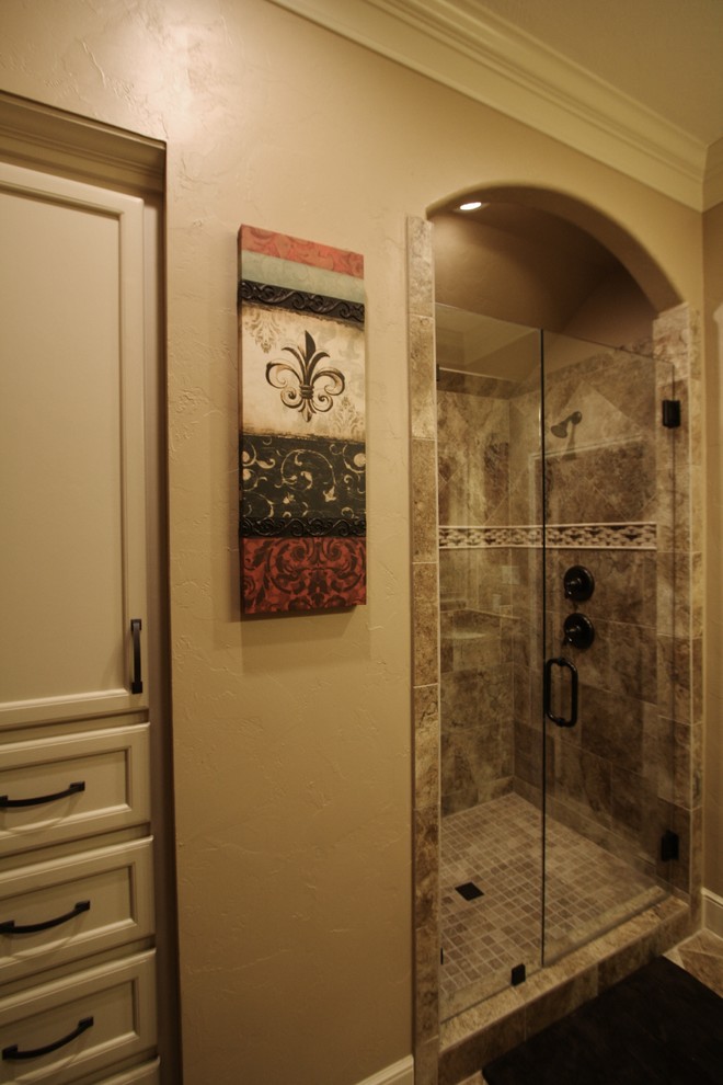 Cette image montre une salle de bain principale méditerranéenne de taille moyenne avec un lavabo encastré, un placard en trompe-l'oeil, des portes de placard noires, un plan de toilette en stratifié, une douche double, WC à poser, un carrelage beige, un carrelage de pierre, un mur beige et un sol en carrelage de porcelaine.