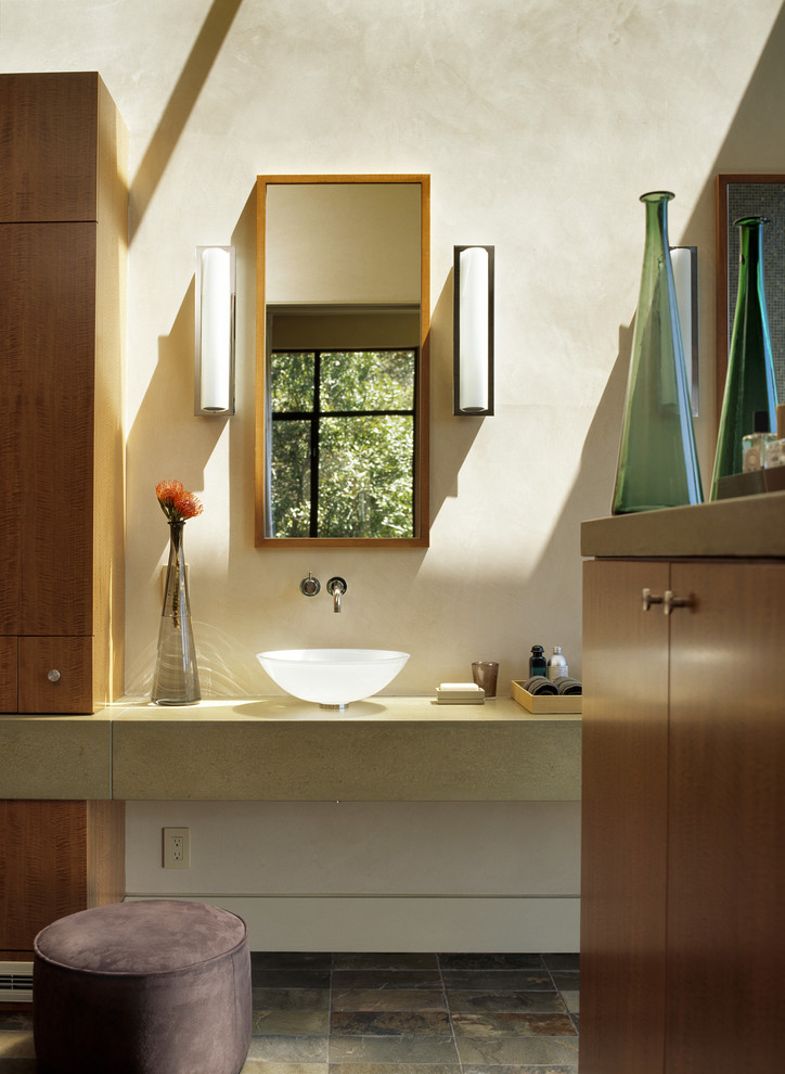Immagine di una stanza da bagno moderna con top in cemento e lavabo a bacinella