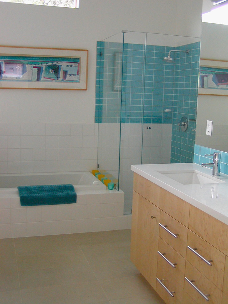 Идея дизайна: большая ванная комната в современном стиле с врезной раковиной, светлыми деревянными фасадами, накладной ванной, угловым душем, синей плиткой, керамической плиткой, белыми стенами и полом из керамической плитки