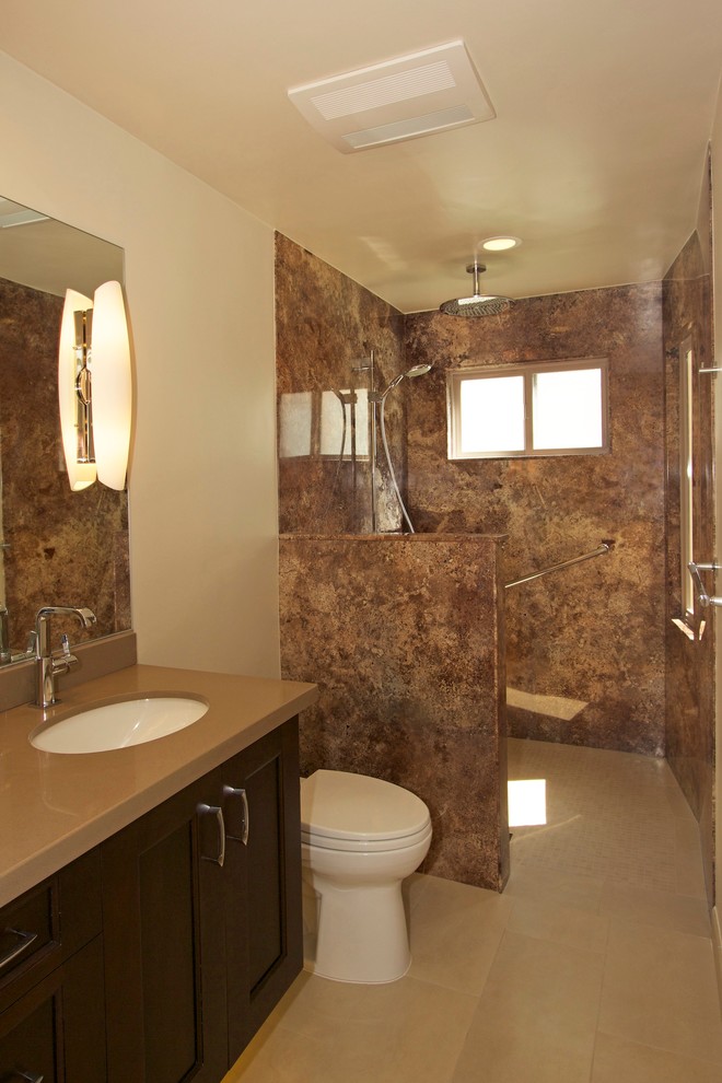 Foto på ett mellanstort funkis badrum med dusch, med luckor med profilerade fronter, skåp i mörkt trä, en kantlös dusch, en toalettstol med separat cisternkåpa, keramikplattor, vita väggar, vinylgolv, ett undermonterad handfat och bänkskiva i akrylsten