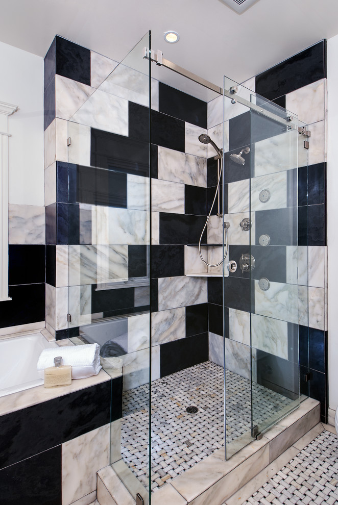 Cette image montre une grande salle de bain principale design avec une douche d'angle, un carrelage multicolore, un mur blanc et du carrelage bicolore.