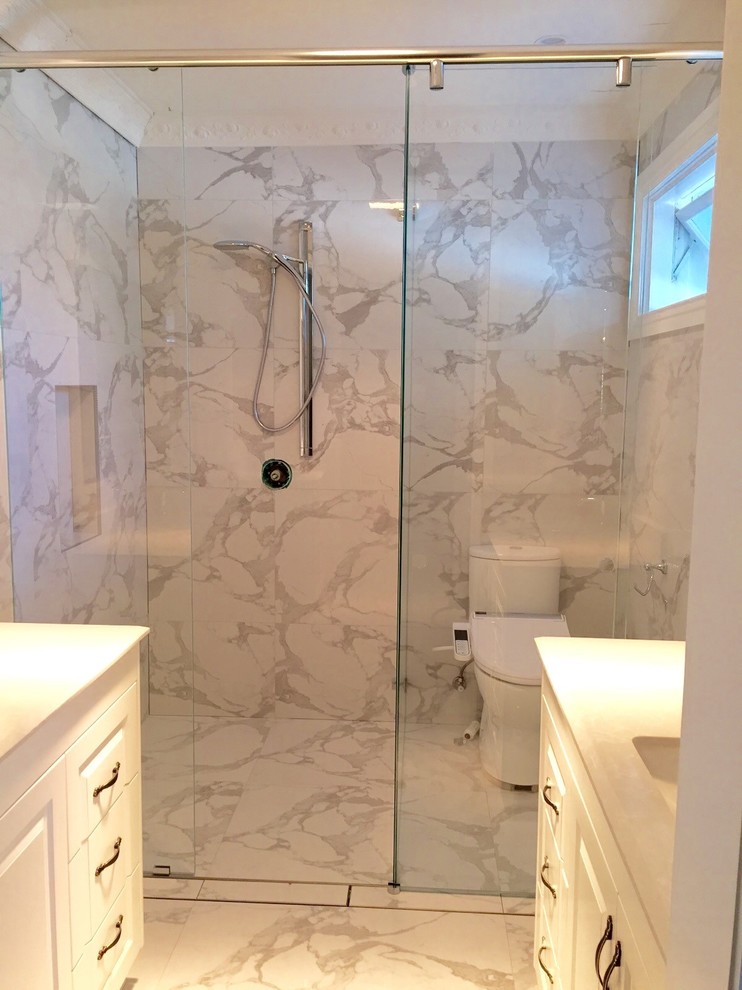 Cette image montre une salle de bain design avec un combiné douche/baignoire.