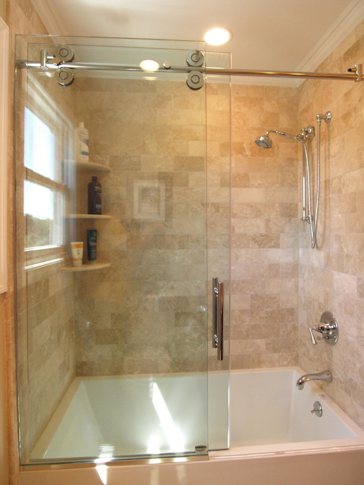 Idéer för att renovera ett mellanstort vintage en-suite badrum, med bruna skåp, ett badkar i en alkov, en dusch/badkar-kombination, en toalettstol med hel cisternkåpa, beige kakel, travertinkakel, beige väggar, klinkergolv i keramik, ett undermonterad handfat, granitbänkskiva, beiget golv och dusch med skjutdörr