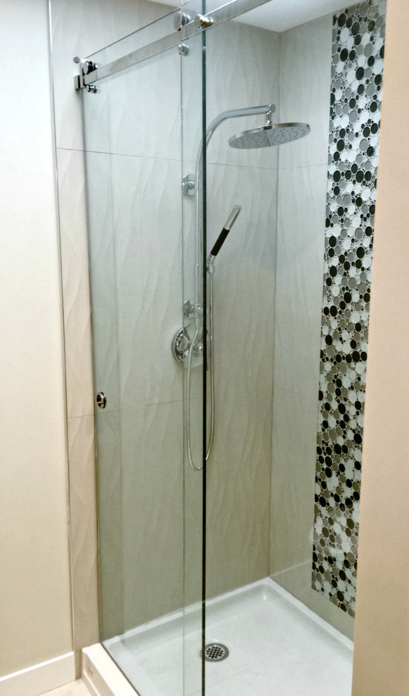 На фото: ванная комната среднего размера в стиле модернизм с двойным душем, серой плиткой, стеклянной плиткой, серыми стенами и душевой кабиной
