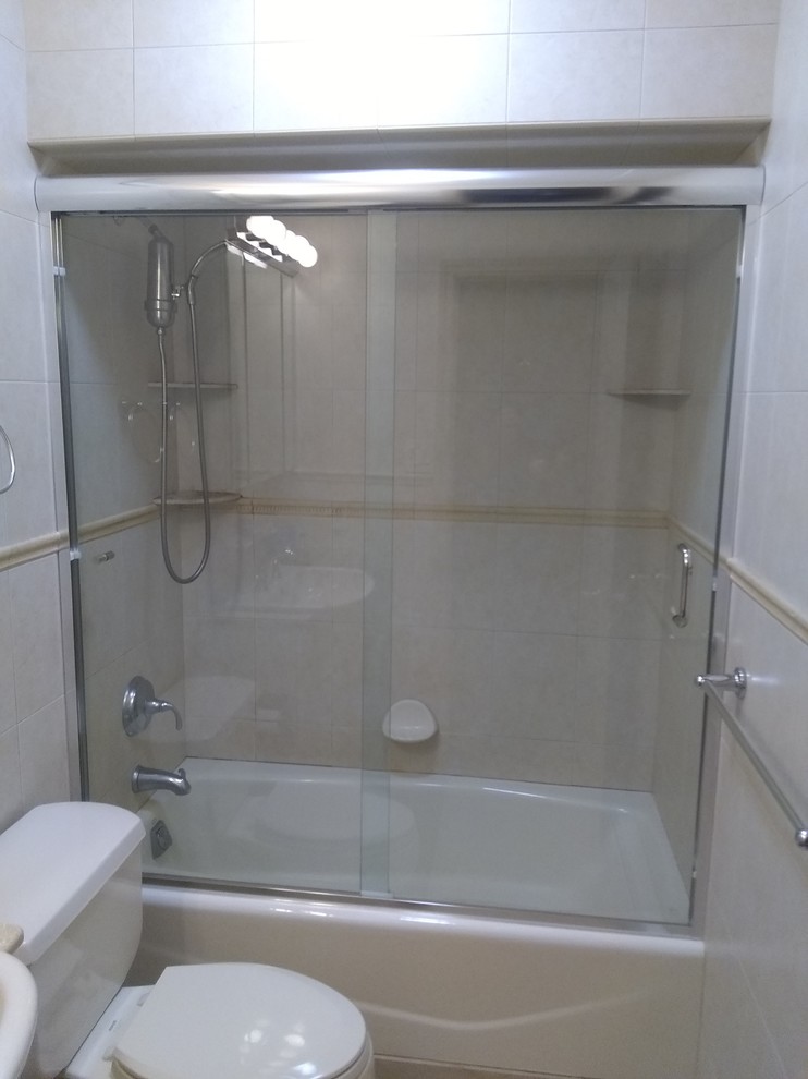 Foto di una stanza da bagno con vasca da incasso, vasca/doccia e porta doccia scorrevole
