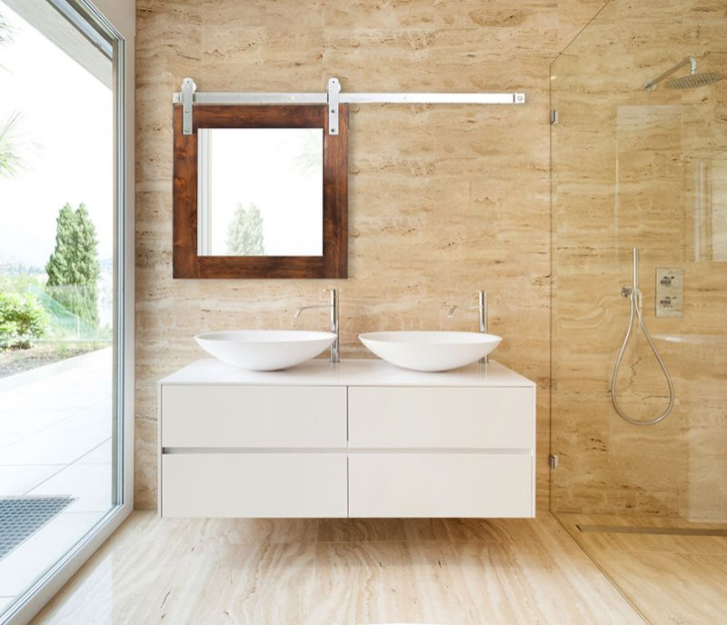 Esempio di una stanza da bagno country di medie dimensioni con piastrelle beige, pareti marroni, pavimento marrone, top bianco e due lavabi