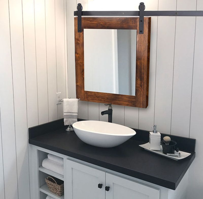 Diseño de cuarto de baño único y a medida de estilo de casa de campo de tamaño medio con baldosas y/o azulejos blancos, paredes blancas y encimeras negras