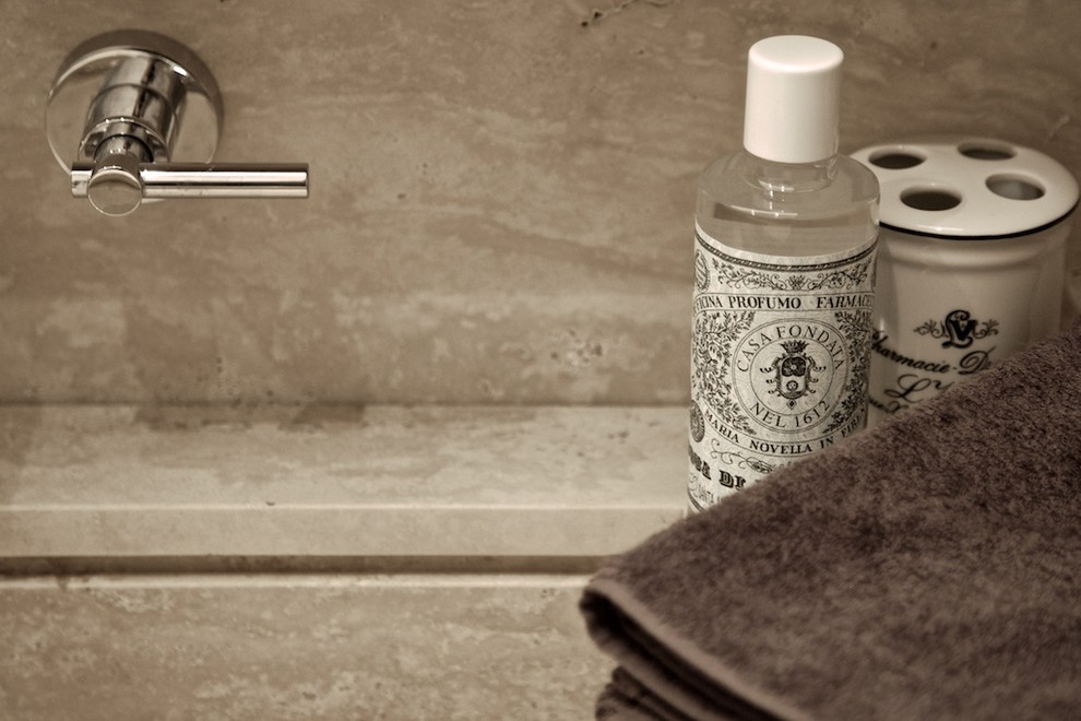 Foto di una piccola stanza da bagno padronale contemporanea con vasca da incasso, WC monopezzo, piastrelle beige, pareti beige e pavimento in marmo