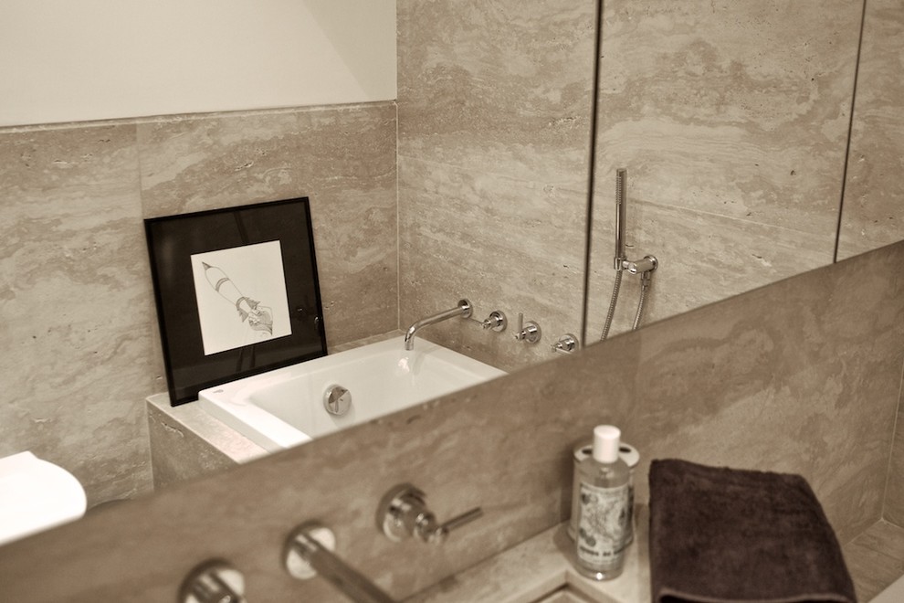 Immagine di una stanza da bagno eclettica di medie dimensioni