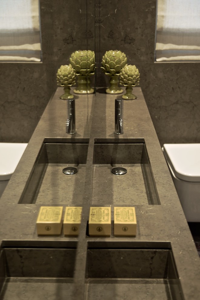 Foto di una stanza da bagno eclettica di medie dimensioni con pareti grigie