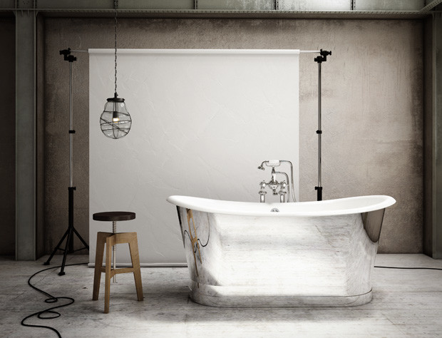 Aménagement d'une grande salle de bain principale industrielle avec une baignoire indépendante, un mur gris et parquet peint.
