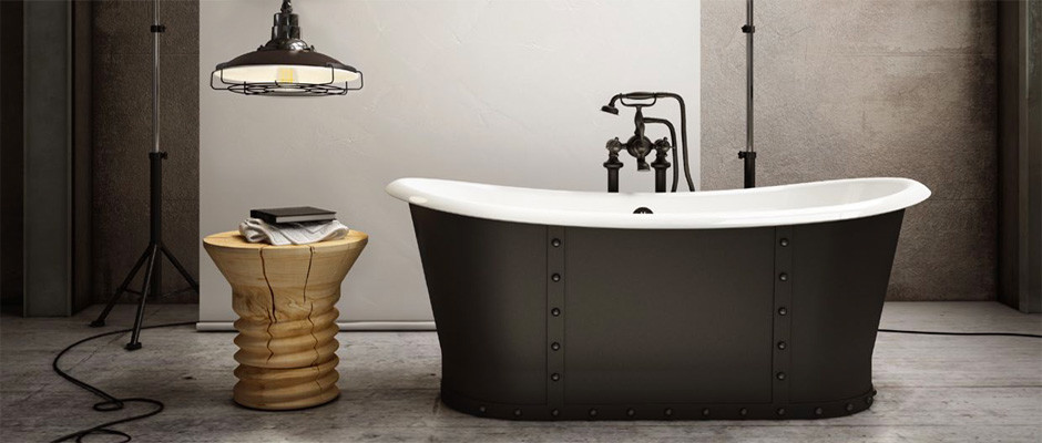Esempio di una grande stanza da bagno padronale industriale con vasca freestanding, pareti grigie e pavimento in legno verniciato