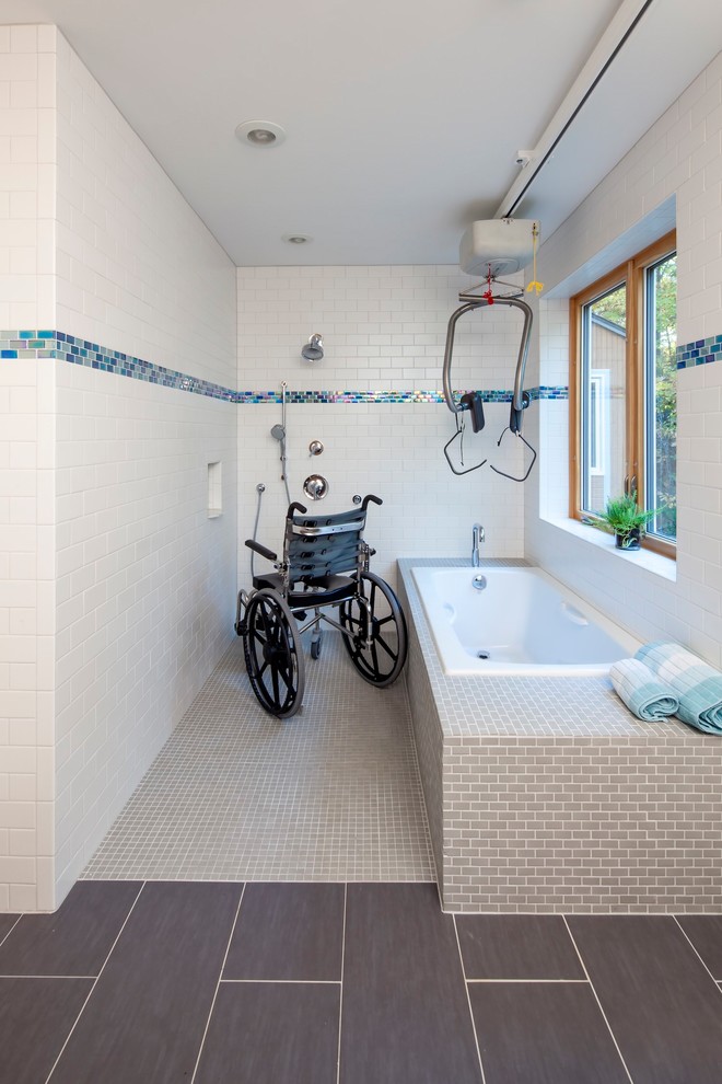 Cette photo montre une grande salle de bain principale tendance avec une baignoire posée, un espace douche bain, un carrelage multicolore, un mur blanc, un sol gris, aucune cabine, un carrelage métro et un sol en carrelage de porcelaine.