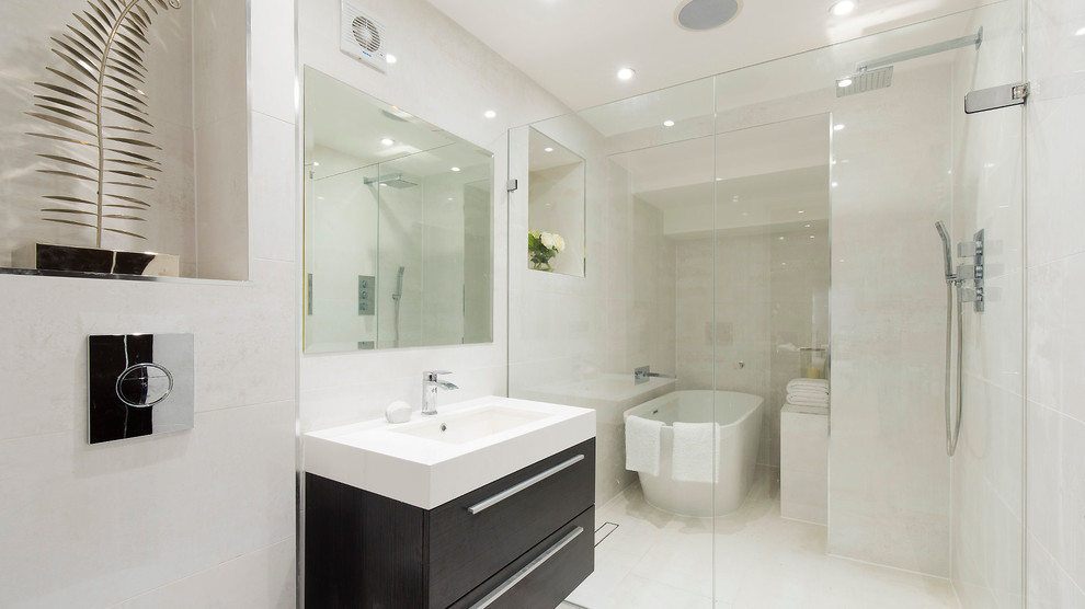 Пример оригинального дизайна: большая ванная комната в современном стиле с врезной раковиной, плоскими фасадами, темными деревянными фасадами, отдельно стоящей ванной, душем без бортиков и бежевой плиткой