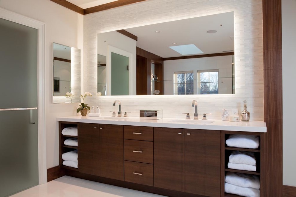 Esempio di una stanza da bagno padronale moderna di medie dimensioni con lavabo sottopiano, ante lisce, top in quarzo composito, piastrelle bianche, piastrelle di vetro, pareti bianche, pavimento in marmo e ante in legno bruno