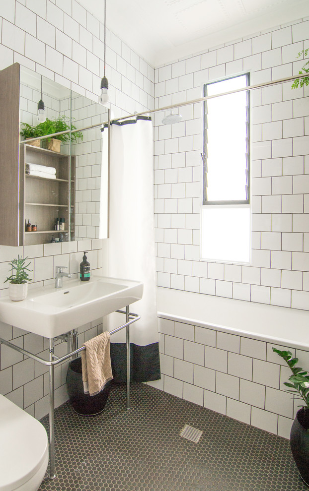 На фото: ванная комната в современном стиле с шторкой для ванной