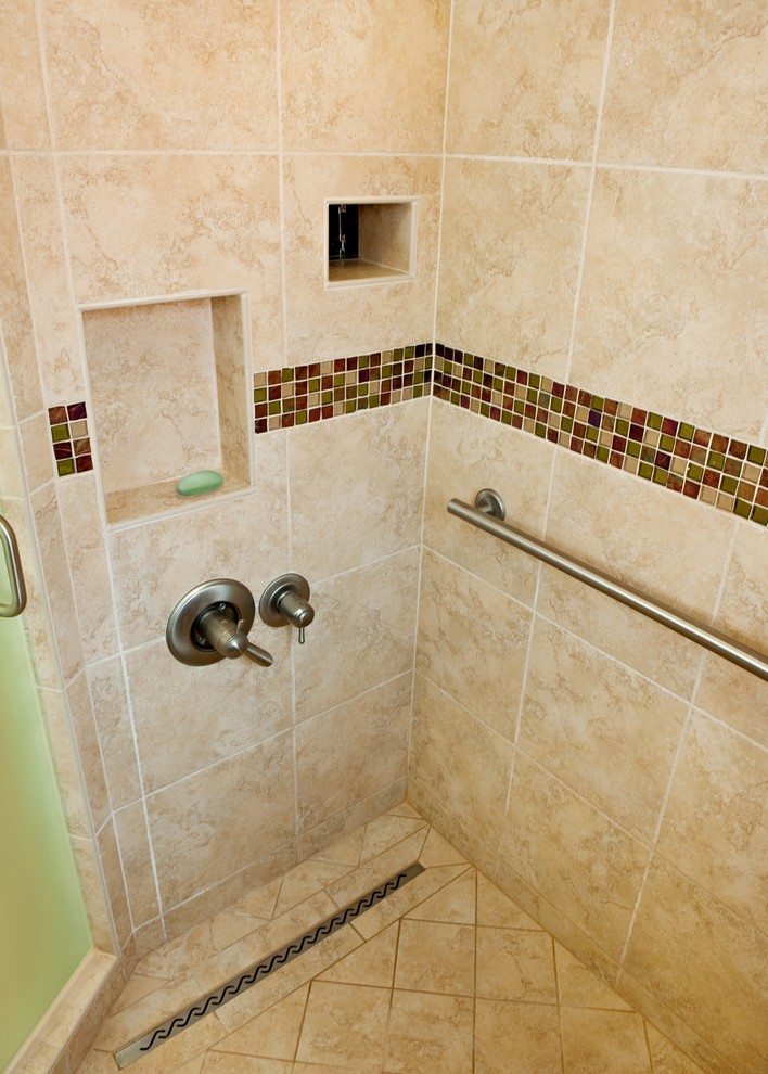 Foto di una grande stanza da bagno padronale tradizionale con top in marmo, doccia alcova, piastrelle beige, piastrelle in gres porcellanato, pareti bianche e pavimento in gres porcellanato