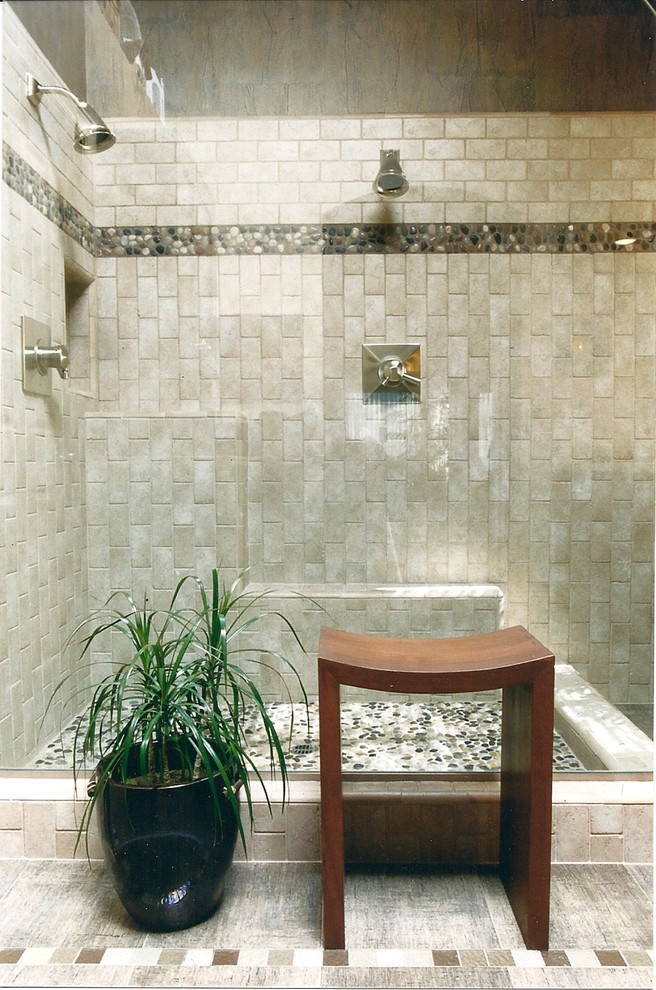 サンフランシスコにあるコンテンポラリースタイルのおしゃれな浴室 (ダブルシャワー、玉石タイル、ベージュの床) の写真