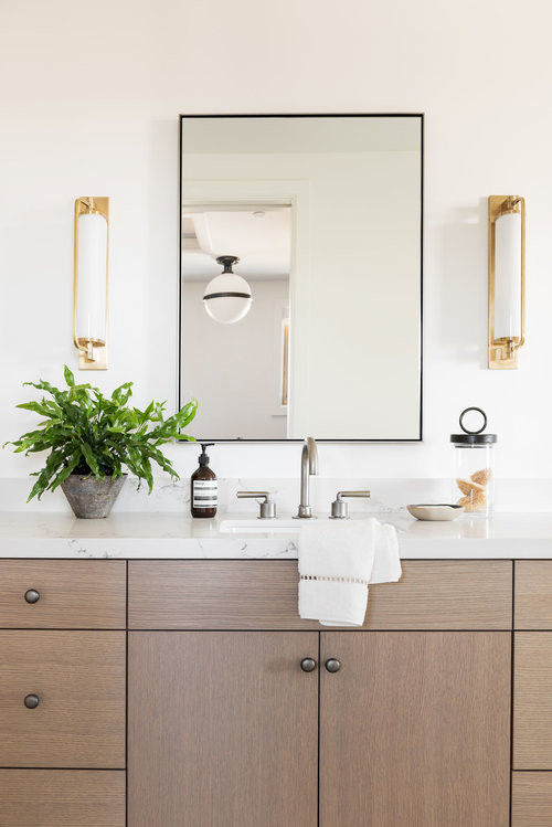 Inredning av ett klassiskt stort flerfärgad flerfärgat en-suite badrum, med skåp i ljust trä, ett fristående badkar, en hörndusch, vita väggar, klinkergolv i keramik, marmorbänkskiva, grått golv och dusch med gångjärnsdörr