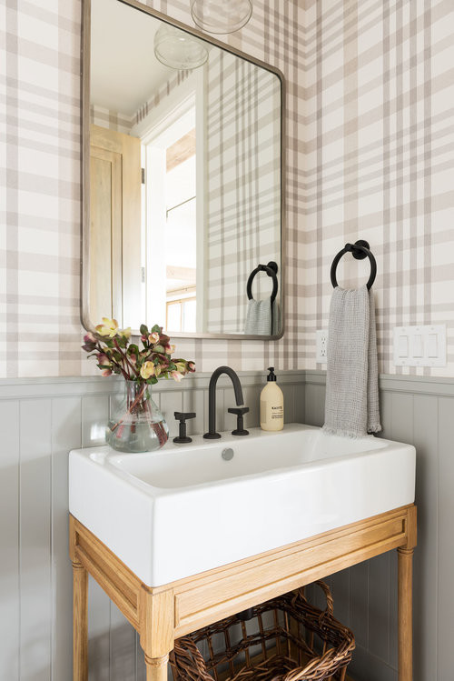 Modelo de cuarto de baño tradicional renovado de tamaño medio con puertas de armario de madera oscura, paredes blancas, aseo y ducha y encimeras blancas