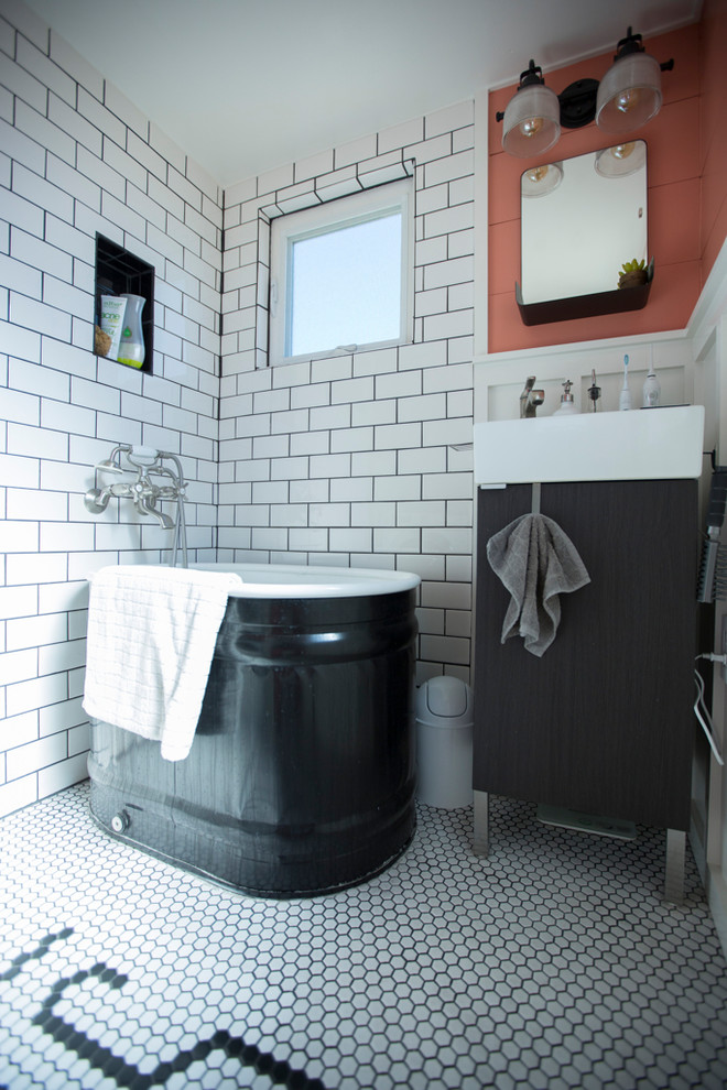 Идея дизайна: маленькая ванная комната в скандинавском стиле с черными фасадами и белой плиткой для на участке и в саду