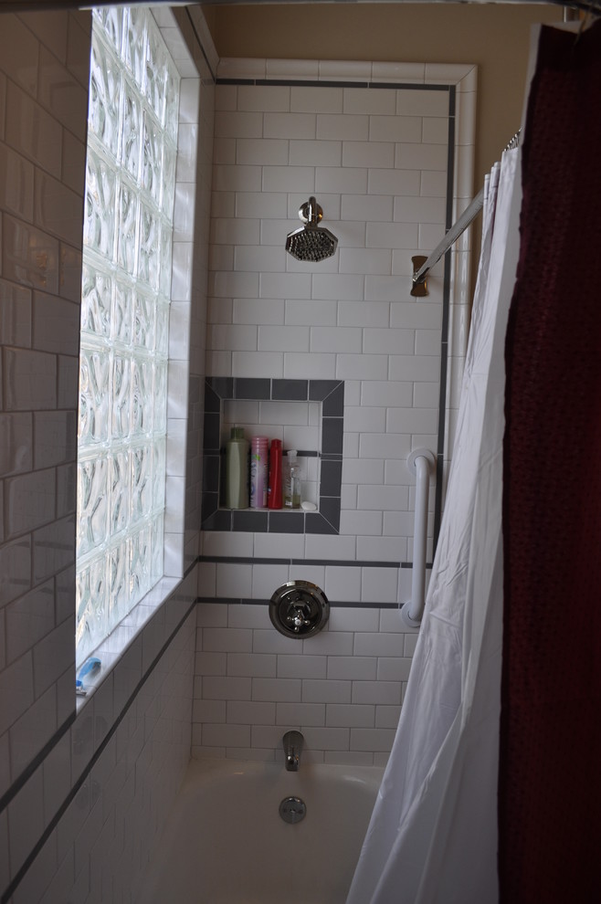 ハンティントンにあるトラディショナルスタイルのおしゃれな浴室の写真