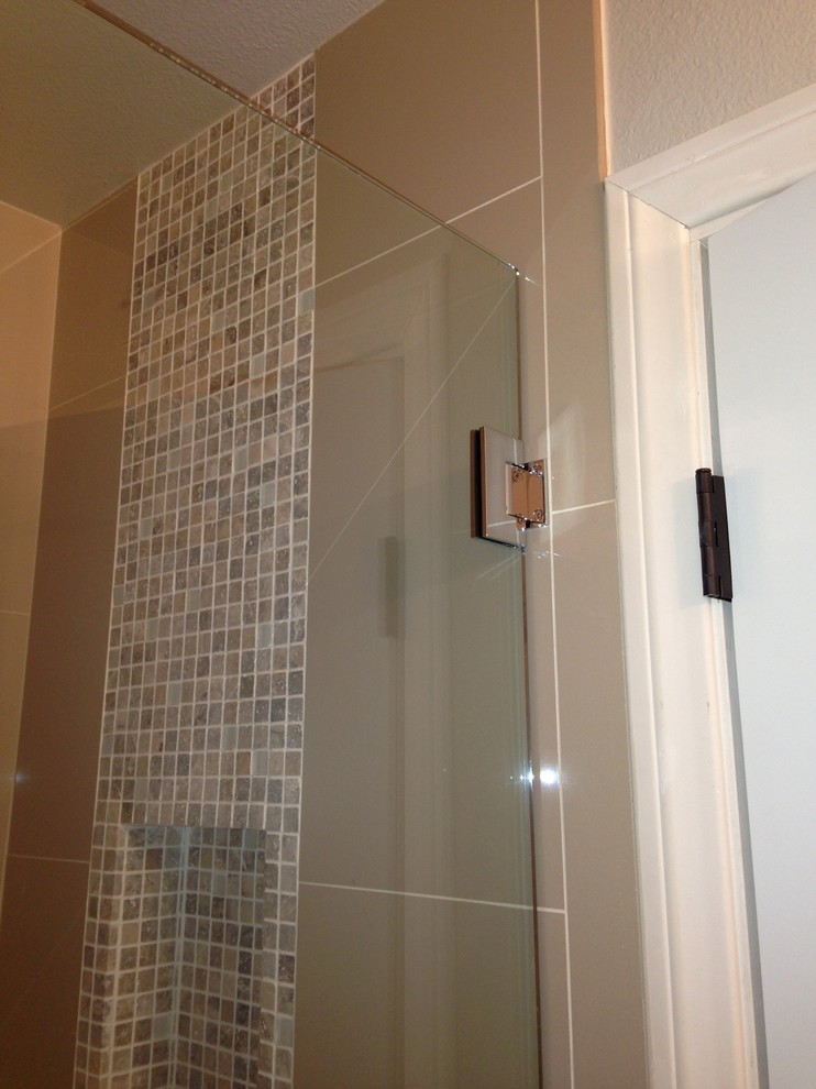 Bild på ett litet vintage badrum med dusch, med ett undermonterad handfat, möbel-liknande, skåp i mörkt trä, bänkskiva i kvarts, en dusch i en alkov, en toalettstol med separat cisternkåpa, beige kakel, porslinskakel, grå väggar och kalkstensgolv