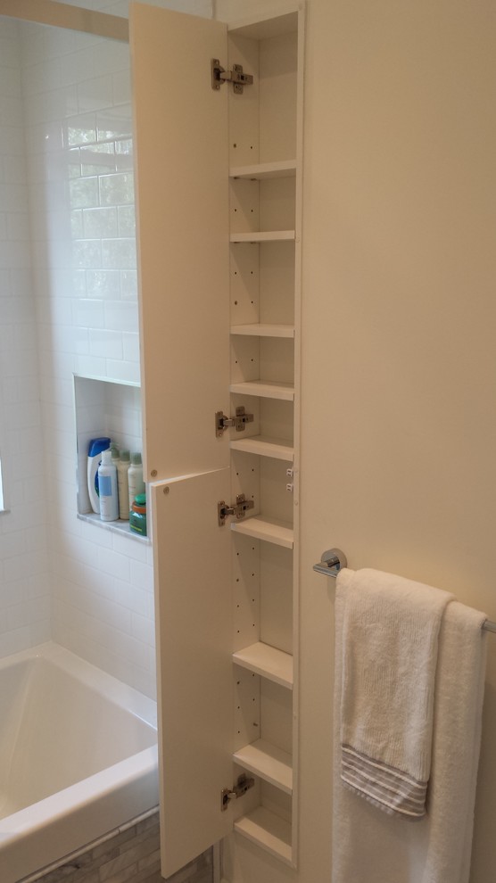 Idéer för ett litet modernt en-suite badrum, med släta luckor, skåp i mörkt trä, ett badkar i en alkov, en dusch/badkar-kombination, grå kakel, mosaik, ett integrerad handfat, bänkskiva i kvartsit, en toalettstol med hel cisternkåpa, vita väggar och marmorgolv