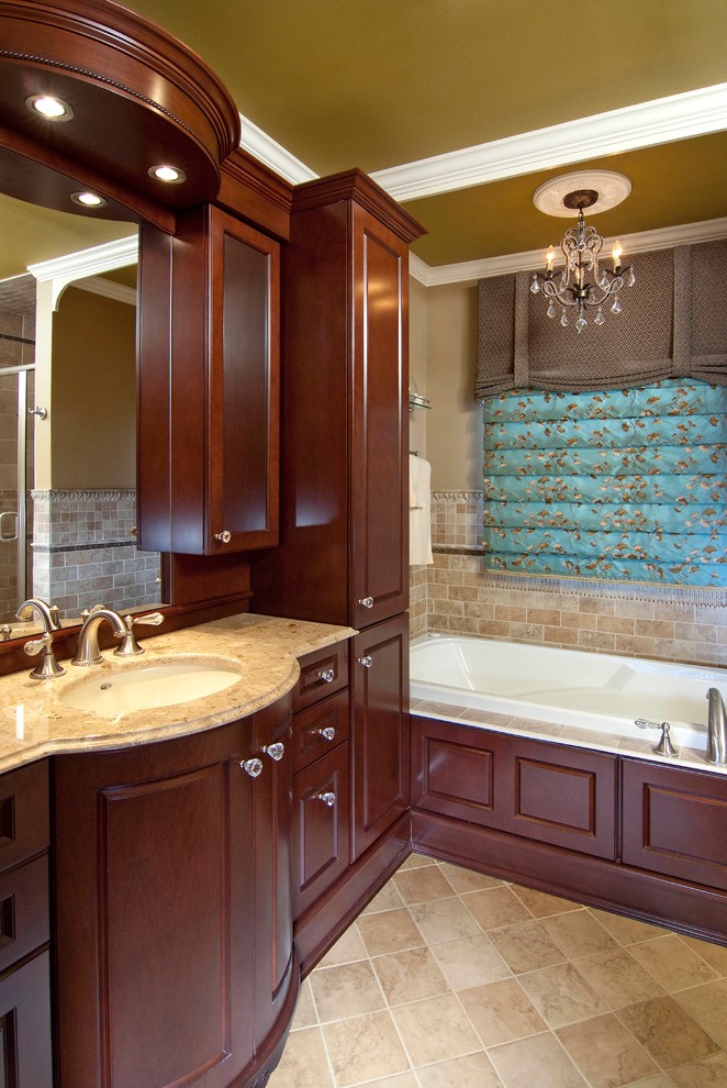 Exempel på ett litet klassiskt badrum, med ett undermonterad handfat, luckor med upphöjd panel, skåp i mörkt trä, marmorbänkskiva, ett badkar i en alkov, en dusch i en alkov, en toalettstol med separat cisternkåpa, brun kakel, keramikplattor, bruna väggar och klinkergolv i keramik