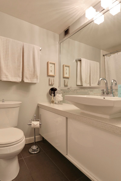 Источник вдохновения для домашнего уюта: маленькая главная ванная комната в современном стиле с фасадами островного типа, белыми фасадами, ванной в нише, душем над ванной, унитазом-моноблоком, зеленой плиткой, стеклянной плиткой, зелеными стенами, полом из керамогранита, настольной раковиной, столешницей из ламината, серым полом и шторкой для ванной для на участке и в саду