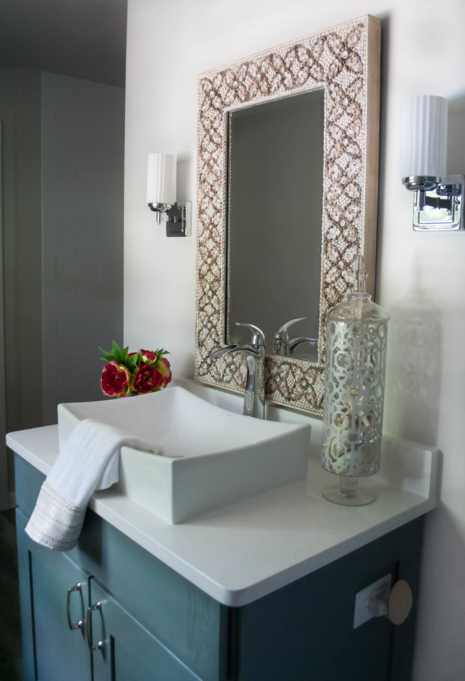 Exempel på ett litet maritimt badrum med dusch, med ett fristående handfat, skåp i shakerstil, blå skåp, bänkskiva i kvarts, en öppen dusch, en toalettstol med hel cisternkåpa, grå kakel, keramikplattor, grå väggar och klinkergolv i keramik