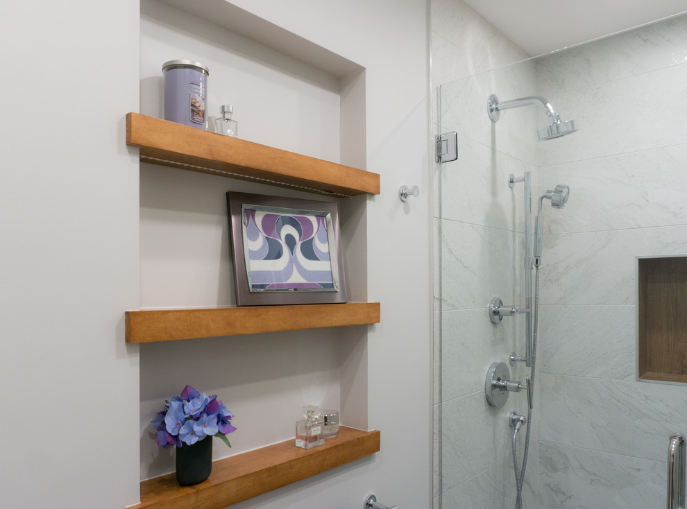 Modern inredning av ett litet vit vitt badrum, med släta luckor, skåp i mellenmörkt trä, vit kakel, grå väggar, klinkergolv i porslin, ett fristående handfat, granitbänkskiva, grått golv och dusch med gångjärnsdörr