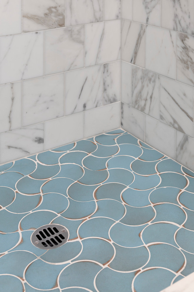 На фото: маленькая ванная комната в классическом стиле с фасадами с выступающей филенкой, синими фасадами, душем в нише, унитазом-моноблоком, мраморной плиткой, белыми стенами, полом из керамической плитки, врезной раковиной, мраморной столешницей, синим полом, душем с распашными дверями и белой столешницей для на участке и в саду с