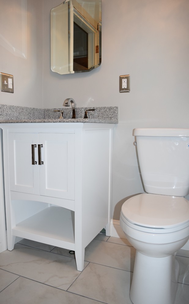 На фото: маленькая ванная комната в стиле шебби-шик с белыми фасадами, унитазом-моноблоком, серыми стенами, столешницей из гранита, серой столешницей и тумбой под одну раковину для на участке и в саду
