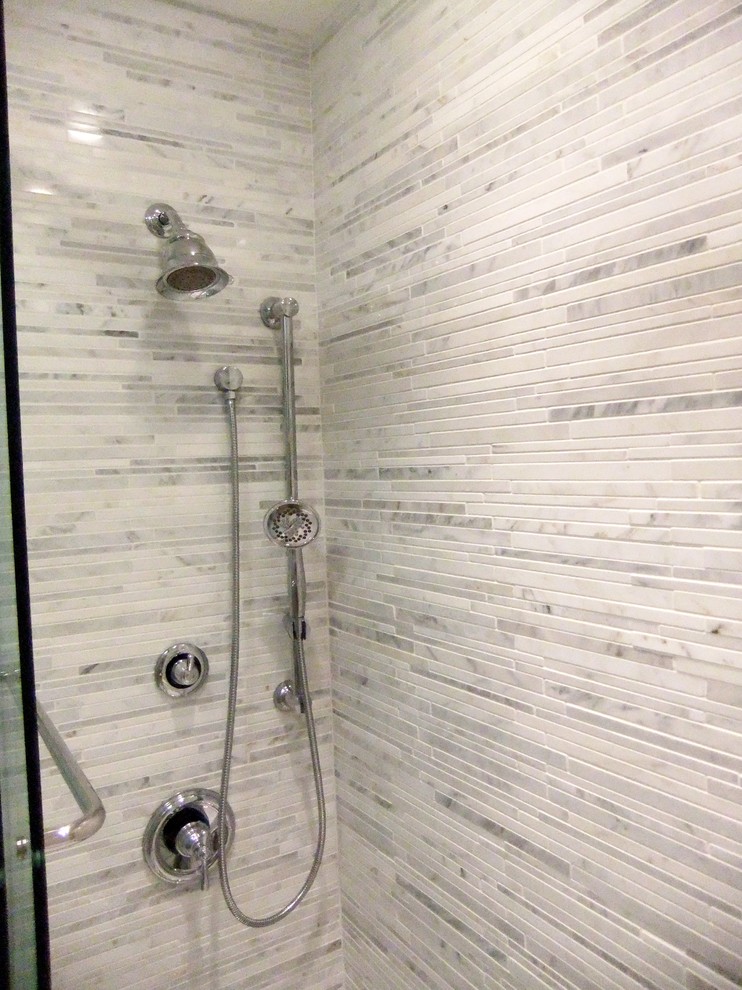 Diseño de cuarto de baño tradicional renovado pequeño con bañera empotrada, combinación de ducha y bañera, sanitario de dos piezas, baldosas y/o azulejos grises, baldosas y/o azulejos en mosaico, paredes azules y suelo de baldosas de porcelana