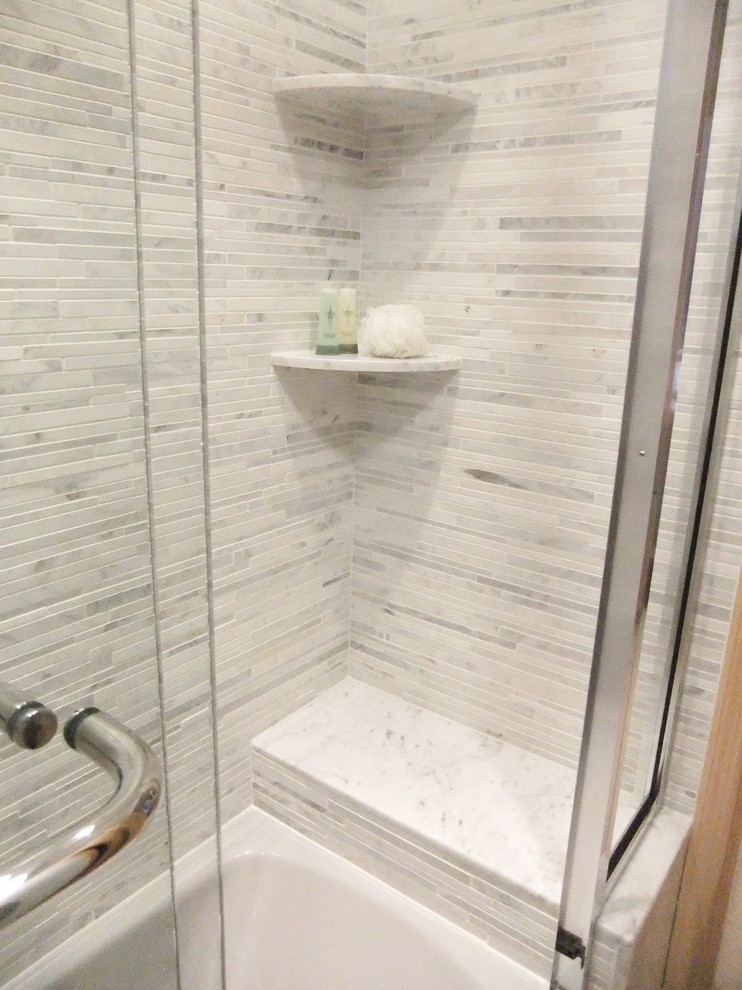 Свежая идея для дизайна: маленькая ванная комната в стиле неоклассика (современная классика) с ванной в нише, душем над ванной, раздельным унитазом, серой плиткой, плиткой мозаикой, синими стенами и полом из керамогранита для на участке и в саду - отличное фото интерьера