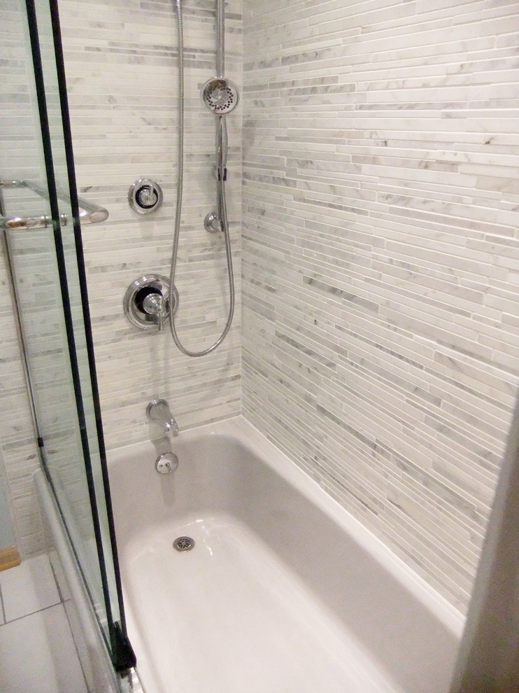 Идея дизайна: маленькая ванная комната в стиле неоклассика (современная классика) с ванной в нише, душем над ванной, раздельным унитазом, серой плиткой, плиткой мозаикой, синими стенами и полом из керамогранита для на участке и в саду