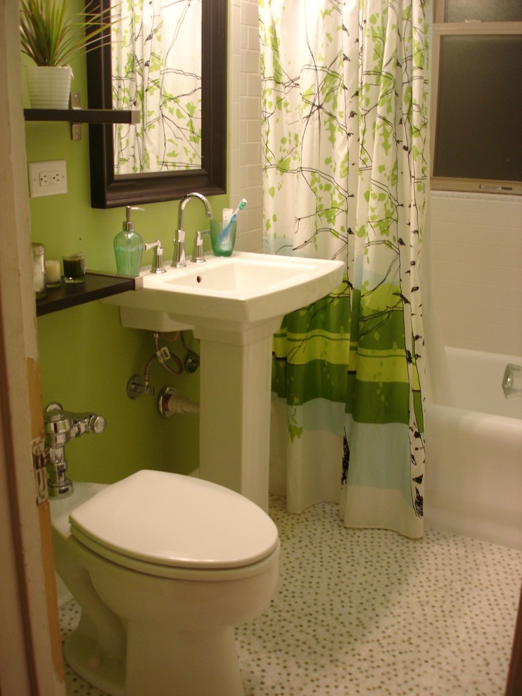 Idéer för små eklektiska badrum, med ett piedestal handfat, ett badkar i en alkov, en dusch/badkar-kombination, gröna väggar, mosaikgolv, vit kakel och keramikplattor
