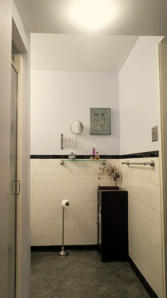 Стильный дизайн: маленькая ванная комната в стиле неоклассика (современная классика) с плоскими фасадами, темными деревянными фасадами, душем в нише, раздельным унитазом, белой плиткой, керамической плиткой, серыми стенами, полом из винила, душевой кабиной, монолитной раковиной, зеленым полом, душем с распашными дверями и белой столешницей для на участке и в саду - последний тренд